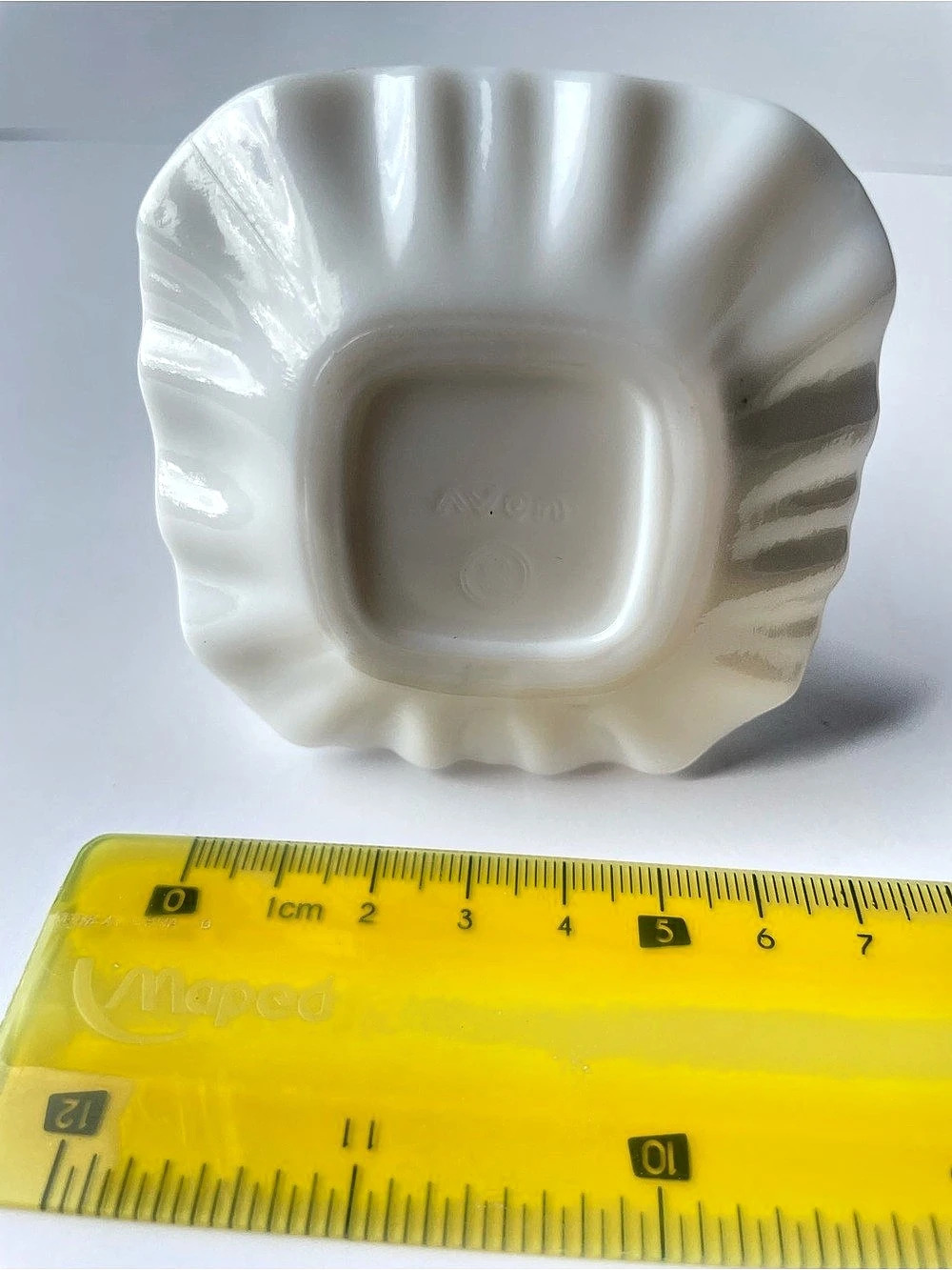 VTG Avon "Sitting Pretty" Milk Glass Cat Figurine Perfume Bottle - Picture 3 of 3